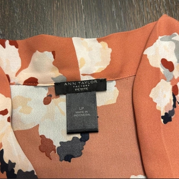 Ann Taylor Pink Orange Floral Wrap Top Flowy Business Casual Petite Large - Picture 3 of 5